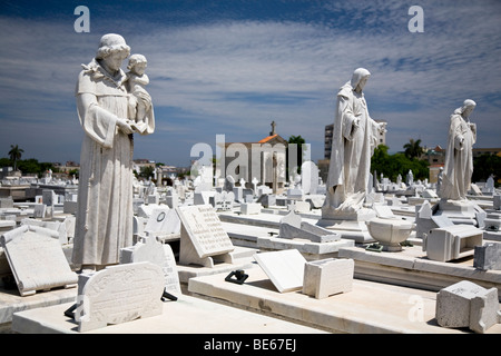 Gräber und Statuen in der Cementerio de Colón-Havanna-Kuba Stockfoto