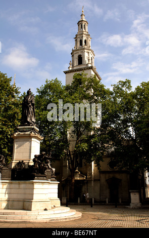 Kirche St. Clement Danes und Gladstone Statue, London, England, UK Stockfoto