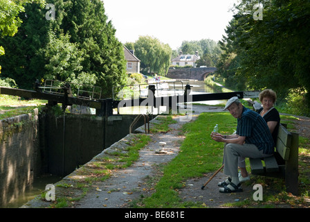 Älteres Paar auf Bank von Schleusentoren auf Kennet und Avon Kanal Stockfoto