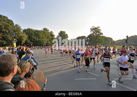 Läufer des Berlin-Marathon 2009 am großen Stern Kreisverkehr, Berlin, Deutschland, Europa Stockfoto