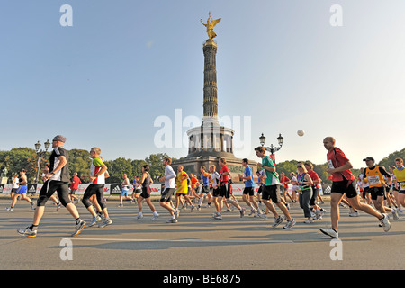 Läufer des Berlin-Marathon 2009 am großen Stern Kreisverkehr, Berlin, Deutschland, Europa Stockfoto