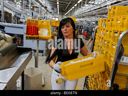 Nada Jumic arbeitet in der Mail sortieren Zentrum des Post-Regionalbüros in Waiblingen, Baden-Württemberg, Deutschland, Europa Stockfoto