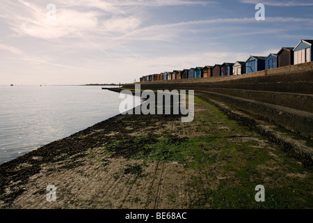 Die Hauptattraktion des Resorts sind bunt bemalt Strandhütten auf der Strandpromenade von Essex Küste Stadt von Brightlingsea Stockfoto