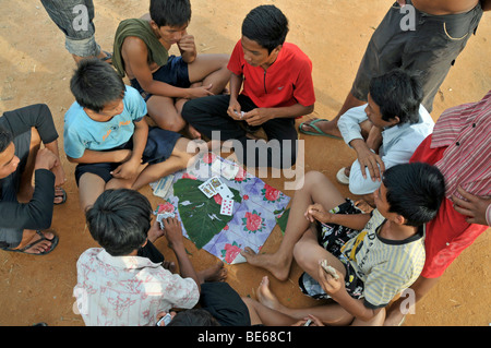 Jugendliche Spielkarten in den Slums von Siem Reap, Kambodscha, Asien Stockfoto