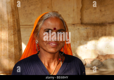 Indische Frau in Surja Tempel, Galta in der Nähe von Jaipur, Rajasthan, Nordindien, Asien Stockfoto