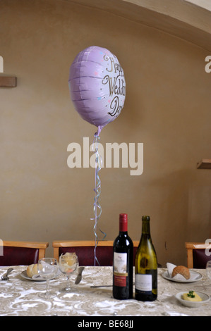 Helium-Ballon mit Hochzeit Gruß an Rückseite der Stuhl gebunden Stockfoto