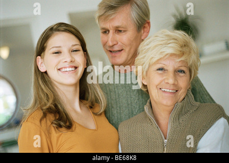 Teenager-Mädchen mit Großeltern Stockfoto