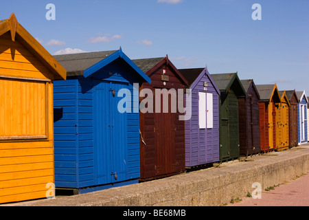 Die Hauptattraktion des Resorts sind bunt bemalt Strandhütten auf der Strandpromenade von Essex Küste Stadt von Brightlingsea Stockfoto