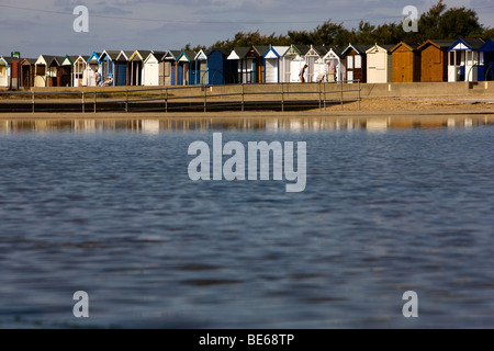 Die Hauptattraktion des Resorts sind bunt bemalt Strandhütten auf der Strandpromenade von Essex Küste Stadt von Brightlingsea Stockfoto