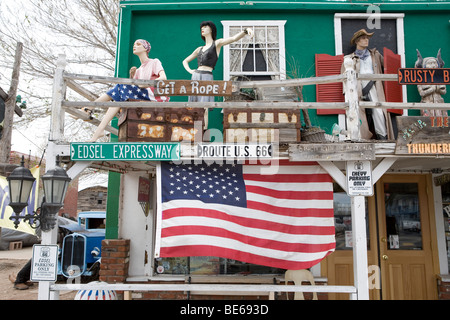 Funky Hauptstraße in Seligman Arizona entlang der Route 66. Stockfoto