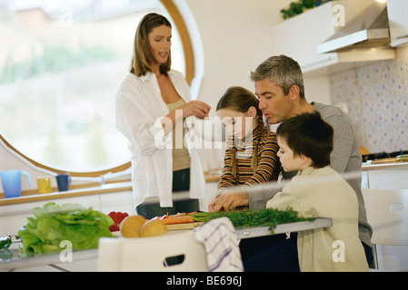Familie zusammen in Küche, Vater helfende Tochter schneiden Gemüse Stockfoto