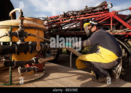 Ein Bauer füllt sich ein Spritzen üben gute Chemikaliensicherheit Stockfoto