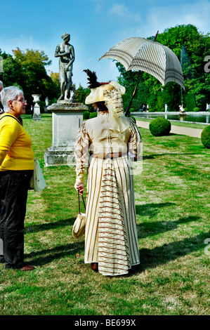 Paris, Frankreich - Touristen, die „Chateau de Breteuil“, Choisel, stehende Frau, Kostüm, schickes Vintage-Kleid, Retro-Rückseite besuchen Stockfoto