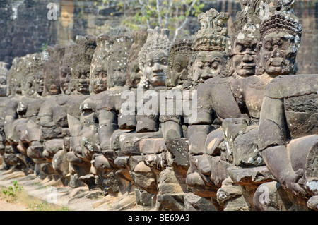 54 göttlichen, furchterregenden Stein Kreaturen flankieren den Zugang zu den Eingangstoren von Angkor Thom, Angkor Wat, Siem Reap, Kambodscha, Stockfoto