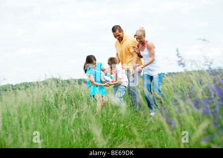 Familie spielt auf einer Wiese Stockfoto