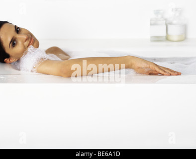 Frau im Schaumbad entspannend Stockfoto