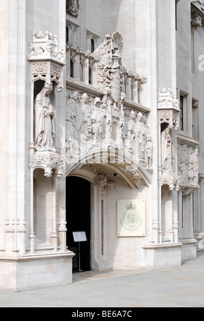 Fassade & kunstvoll gewölbter Eingang vor dem Obersten Gerichtshof In Middlesex Guildhall, einem denkmalgeschützten Gebäude aus portland in Westminster London, England, Großbritannien Stockfoto