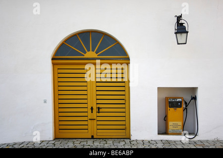 Gas Pumpe und Garage Tür im Hof von Schloss Zeil Schloss, Landkreis Ravensburg Bezirk, Allgäu, Oberschwaben, Baden-W Stockfoto