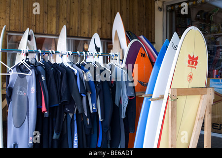 Surfboards und Neoprenanzüge vor einem Strand vorderen Surfen Geschäft in Lacanau-Ocean entlang der Atlantikküste Süd Westen von Frankreich Stockfoto