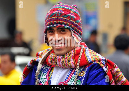 CUSCO-PERU - 5. SEPTEMBER: Porträt des Quechua Mann gekleidet in traditioneller Kleidung, Cusco, Peru am 5. September 2009 Stockfoto