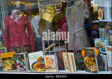 Anzeige von Kochbüchern und Kleider zum Verkauf in Charity-Shop in Abergavenny Food Festival Monmouthshire South Wales UK Stockfoto