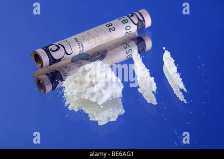 Mephedron 4-Methylmethcathinone (4-MMC) Pulver mit einem blauen Studio-Hintergrund. Eine juristische hoch als rechtliche MDMA Pulver verkauft werden. Stockfoto