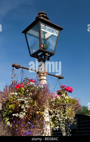 Großbritannien, England, Yorkshire, Keighley und Wert Tal Steam Railway, Oakworth Station Plattform Gaslampe Stockfoto