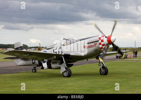 North American P-51D-5 NA Mustang "Marinell" 5-QB 4413521 G-MRLL Rollen nach der Landung am Breighton Flugplatz Stockfoto