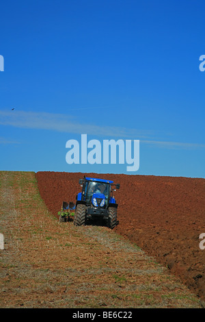 Herbst Pflügen in einem Feld in Cannington, Somerset, England, UK Stockfoto