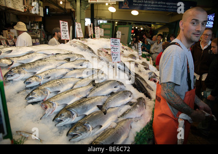 Lachs zum Verkauf an die berühmte Pike Place Fish Market, Seattle Stockfoto