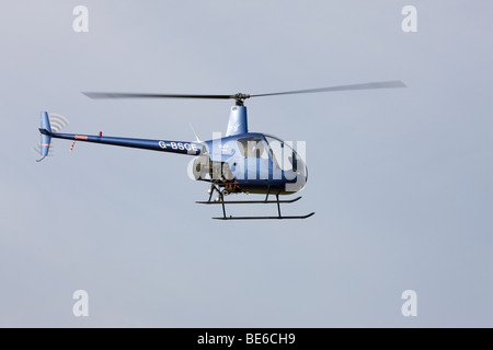 Robinson R22 Beta G-BSCE im Flug abheben vom Sandtoft Flugplatz Stockfoto