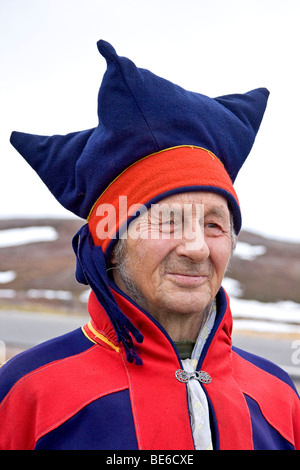 Älterer Sami Mann in traditioneller Kleidung zeichnet sich durch sein Zelt in der Nähe der Stadt Honningsvag, Norwegen. Stockfoto