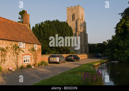 Die Kirche und Ente Teich, alte Hunstanton Norfolk. Stockfoto