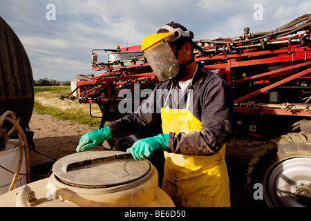 Chemische Industrie und mit der entsprechenden Sicherheitsausrüstung einfüllen eine hohe Bodenfreiheit Spritze Stockfoto