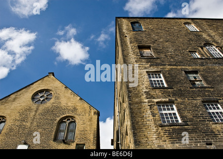 Handel und Religion, alte Kirche und Lager, Kanal-Becken, Sowerby Bridge, Yorkshire, Großbritannien Stockfoto