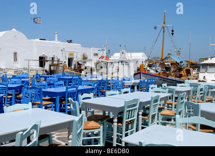 Eine schöne Aussicht auf den schönen Kaiki Hafen von Naoussa. Naoussa, Insel Paros, Kykladen, Griechenland, Europa. Stockfoto