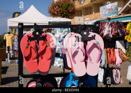 Flip Flops für Verkauf in einem Strand-Shop in Lacanau-Ocean entlang der Atlantikküste Süd Westen Frankreichs in der Region Bordeaux Stockfoto