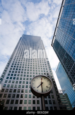 Uhr in Canary Wharf in London Docklands Bankenviertel Stockfoto