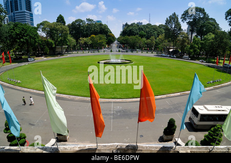 Fahnen und Brunnen auf der Plaza, Wiedervereinigungspalast, Ho Chi Minh Stadt, Saigon, Vietnam, Südostasien Stockfoto