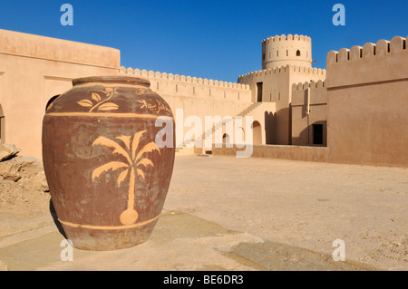 Historischen Adobe Befestigung, Wachturm Sunaysilah Burg oder Festung in Sur, Al Sharqiya Region, Sultanat Oman, Arabien, Mi Stockfoto