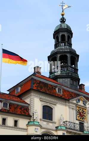 Rathausturm mit Glockenspiel und flatternde Fahne Deutschland, Lüneburg, Niedersachsen, Deutschland, Europa Stockfoto