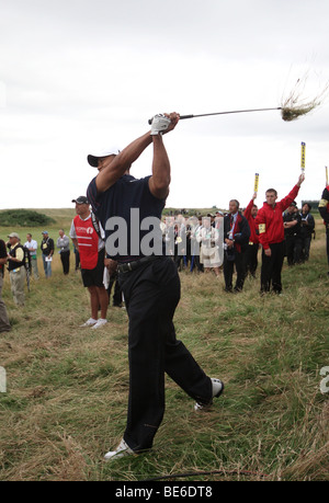 TIGER WOODS schlägt aus ROUGH den OPEN TURNBERRY 2009 TURNBERRY AYR SCOTLAND 16 Juli 2009 Stockfoto