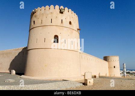 Historischen Adobe Befestigung, Wachturm Sunaysilah Burg oder Festung in Sur, Al Sharqiya Region, Sultanat Oman, Arabien, Mi Stockfoto