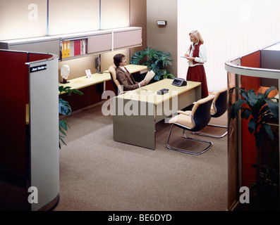 1980er Jahre Vorstand und Sekretär im open Space office Stockfoto