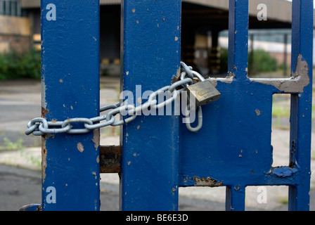 Blaue Metalltor mit einer Kette und Vorhängeschloss Stockfoto