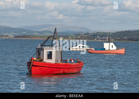 Morecambe Bay, Lancashire, UK: Kleine Angelboote/Fischerboote in Morecambe Bay mit der Lake District Fells im Hintergrund Stockfoto