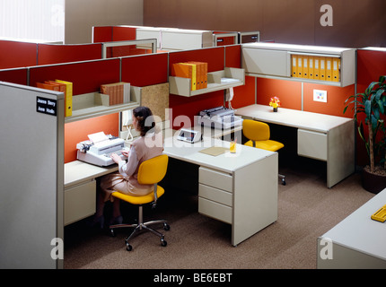 1980er Jahre Freifläche Büro mit Frau eingeben Stockfoto