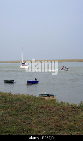 Rudern und Segeln Boote am Fluss Somme, St Valery Sur Somme, Somme, Frankreich, Europa Stockfoto