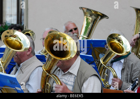 Bayerische Musikkapelle in Tracht auf dem Rathaus-Platz, Passau, Bayern, Deutschland, Europa Stockfoto