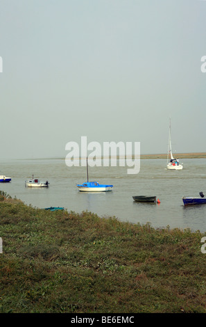 Rudern und Segeln Boote am Fluss Somme, St Valery Sur Somme, Somme, Frankreich, Europa Stockfoto